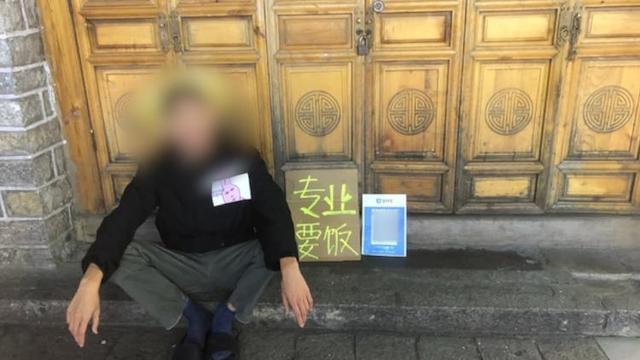 饭牌子引热议 行为艺术惹争议开元棋牌试玩年轻人街头摆要(图1)