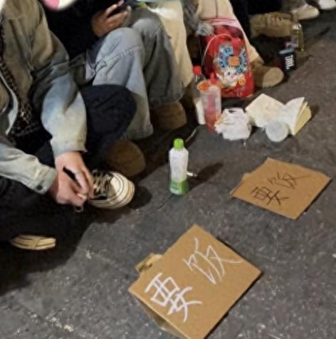 饭牌子引热议 行为艺术惹争议开元棋牌试玩年轻人街头摆要(图2)