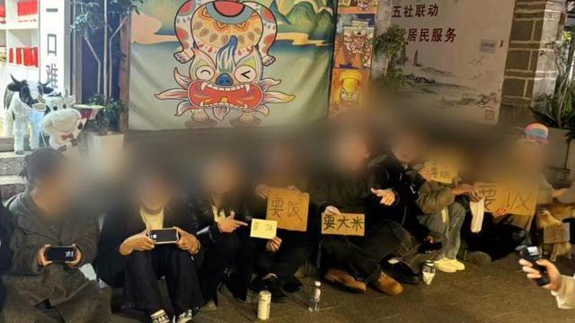 饭牌子引热议 行为艺术惹争议开元棋牌试玩年轻人街头摆要(图3)