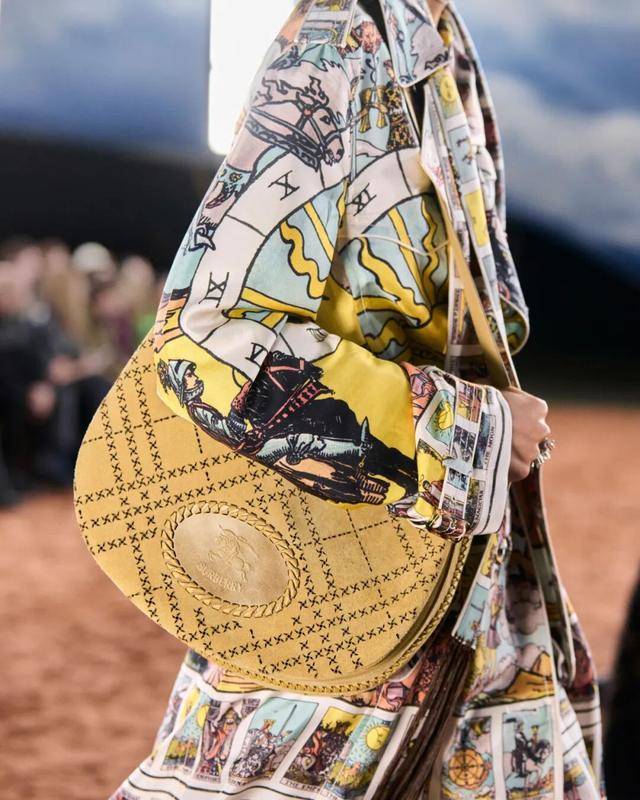 rberry谱写的时装旋律开元棋牌网站自我节拍Bu(图2) rberry谱写的时装旋律开元棋牌网站自我节拍Bu(图2)